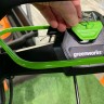 Привязанный ключ безопасности снегоуборщика GreenWorks GD40SB служит также и кнопкой включения.