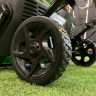 Большие опорные колеса снегоуборщика GreenWorks GD40SB диаметром 17 см
Обеспечат маневренность при работе.