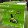 Снегоуборочная машина GreenWorks GD40SB занимает совсем мало места за счет компактных размеров и складной ручки.