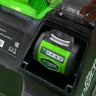 Батарейный отсек для аккумулятора снегоуборщика GreenWorks GD40SB защищен от снега и влаги. У него присутствует выталкивающая пружина.
