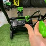 Ручка для регулирования сопла снегоуборщика GreenWorks GD40SB регулирует сопло направо и налево.