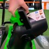Для того, чтобы регулировать сопло снегоуборщика GreenWorks GD40SB по высоте, воспользуйтесь щеколдой на нем: Нажмите на щеколду.
Отпустите сопло вниз, чтобы уменьшить расстояние выброса снега.