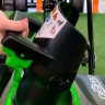Для того, чтобы регулировать сопло снегоуборщика GreenWorks GD40SB по высоте, воспользуйтесь щеколдой на нем: Нажмите на щеколду.
Потяните сопло вверх, чтобы увеличить расстояние выброса снега.