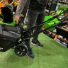 У снегоуборщика GreenWorks GD40SB небольшой вес — 17 кг, поэтому он отлично сбалансирован для маневрирования. Им будет удобно пользоваться женщинам и пожилым людям.