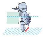 Система быстрого поднятия мотора над водой при движении на мелководье