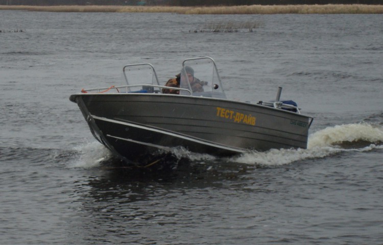 Моторно-гребная лодка ДМБ 480 ДК